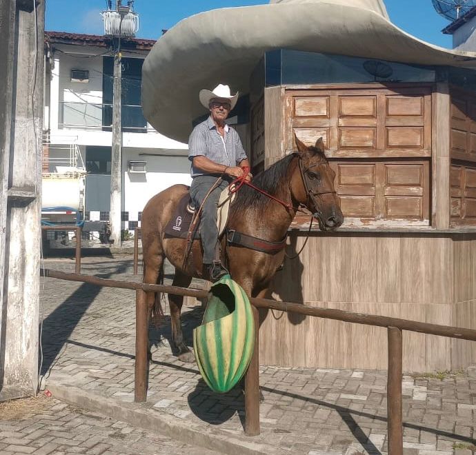 Joelson de Oliveira Matos, conhecido como Pepa, diz estar correndo o risco de ser preso injustamente devido a conflitos envolvendo sua família e a administração do espólio de Isaac Menezes de Oliveira. Ele afirma que enfrentou uma medida protetiva como retaliação por não aceitar as prestações de contas do inventariante Josafá. Mesmo após o Ministério Público e o juiz solicitarem providências a seu favor, incluindo a devolução de sua terra e o pagamento de uma dívida deixada por seu irmão, os acordos foram desfeitos, e ele continua sendo alvo de perseguições e processos movidos pela própria família. Joelson reforça que sua luta é apenas por justiça e respeito aos direitos de todos os herdeiros.